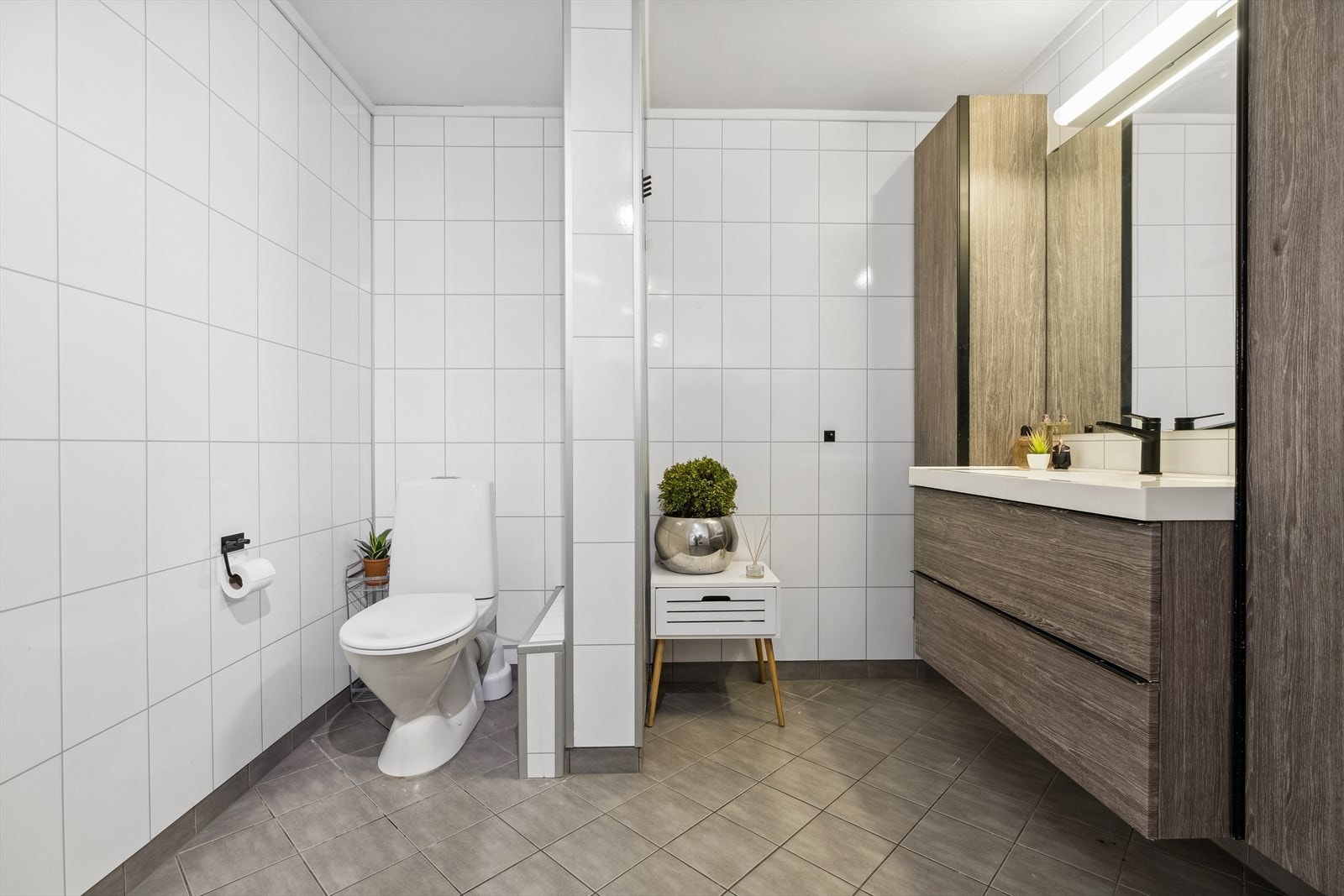 Badet ble modernisert i 2012 (av tidligere eier) med flislagt gulv m/gulvvarme og våtromsplater i flisimitasjon på vegger Galleribilde