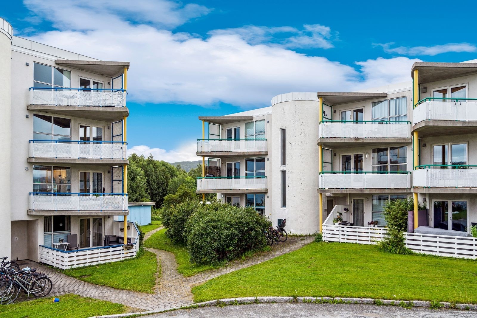 Det er 100-150m fra felles parkeringsplass og frem til leiligheten - Man kan kjøre til døren for av/pålessing Galleribilde