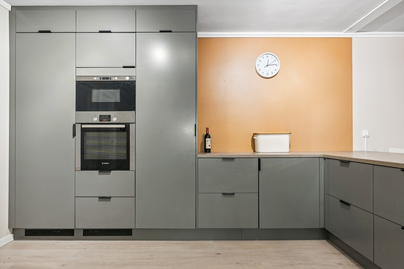 De integrerte hvitevarene medfølger og består av komfyr, mikro, platetopp, oppvaskmaskin og kjøleskap - Det gjøres oppmerksom på at platetopp er delvis defekt Galleribilde