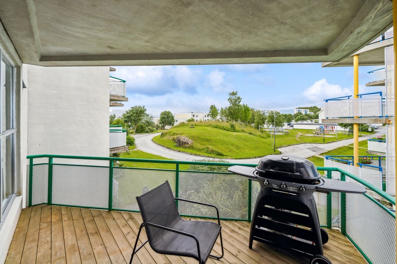 Balkongen mot vest er overbygget og byr på gode solforhold. Det er god plass til utemøblement Galleribilde