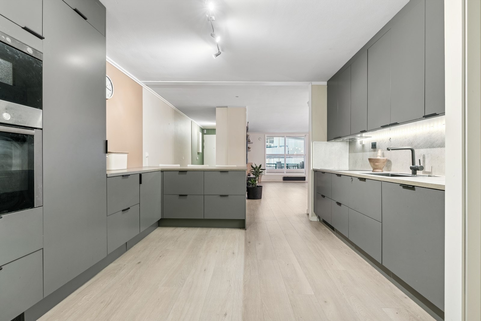 Med mye skap- og benkeplass er dette det perfekte kjøkkenet for deg som er glad i matlaging Galleribilde