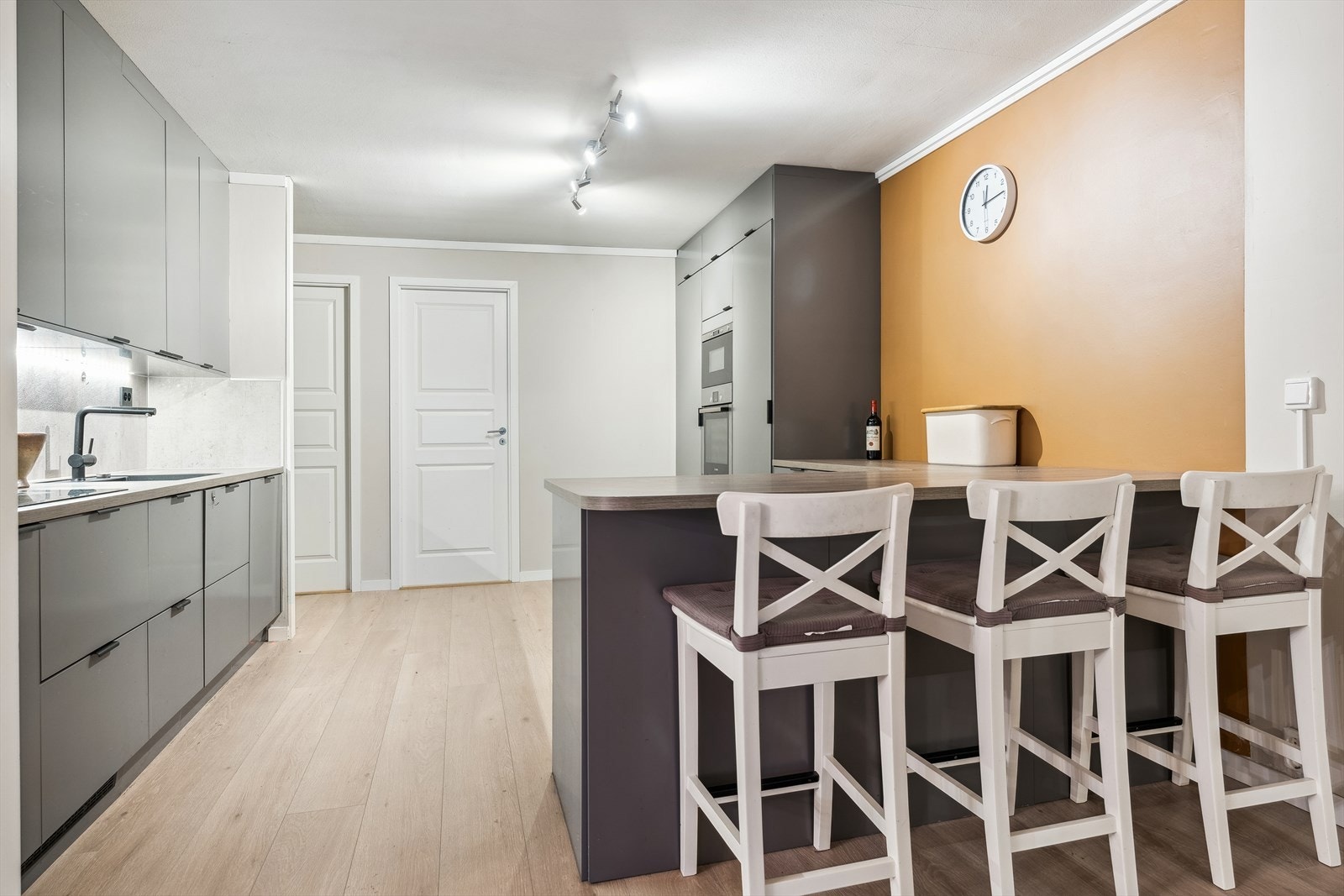 Innenfor kjøkkenet finner du tre soverom, gang/kontor, badet og den innvendige boden Galleribilde