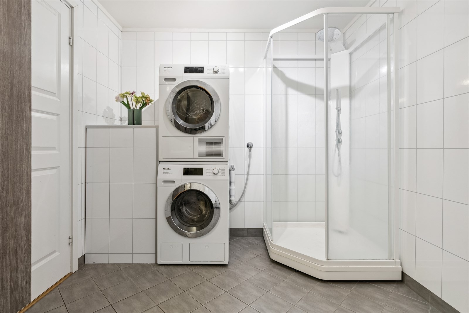 Her finner du toalett, dusjkabinett, opplegg for vaskemaskin/tørketrommel og baderomsinnredning Galleribilde