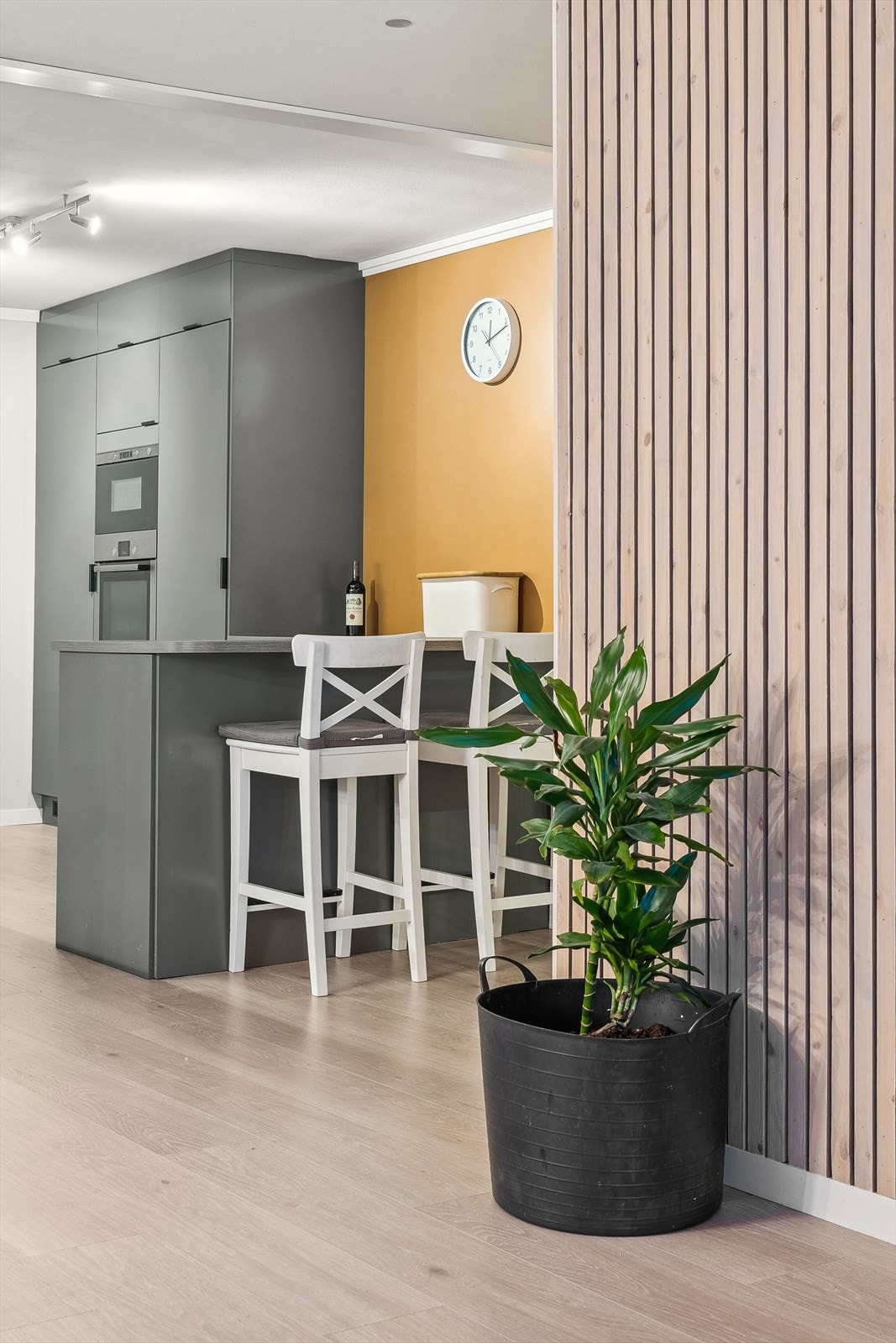 Kjøkkenet ligger i åpen løsning med halvøy og barløsning mot stuen Galleribilde