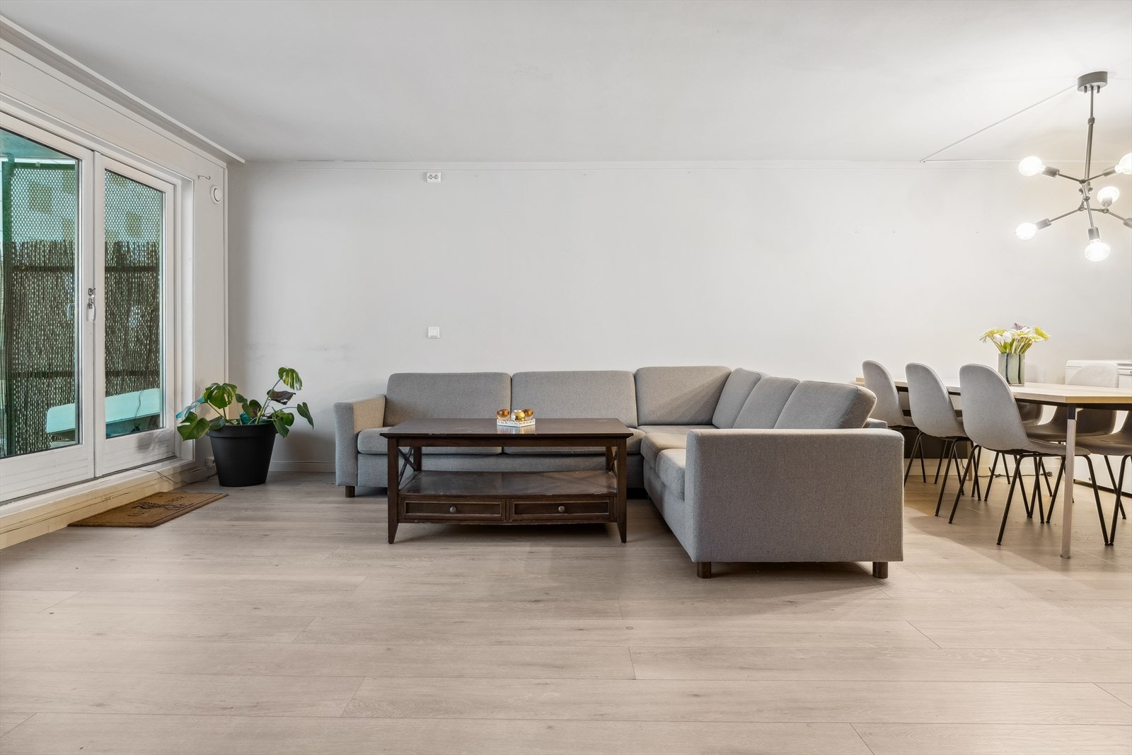 Rommet er svært romslig og det er ingen problem å få plass til både sofa m/tilhørende møblement og spisegruppe Galleribilde