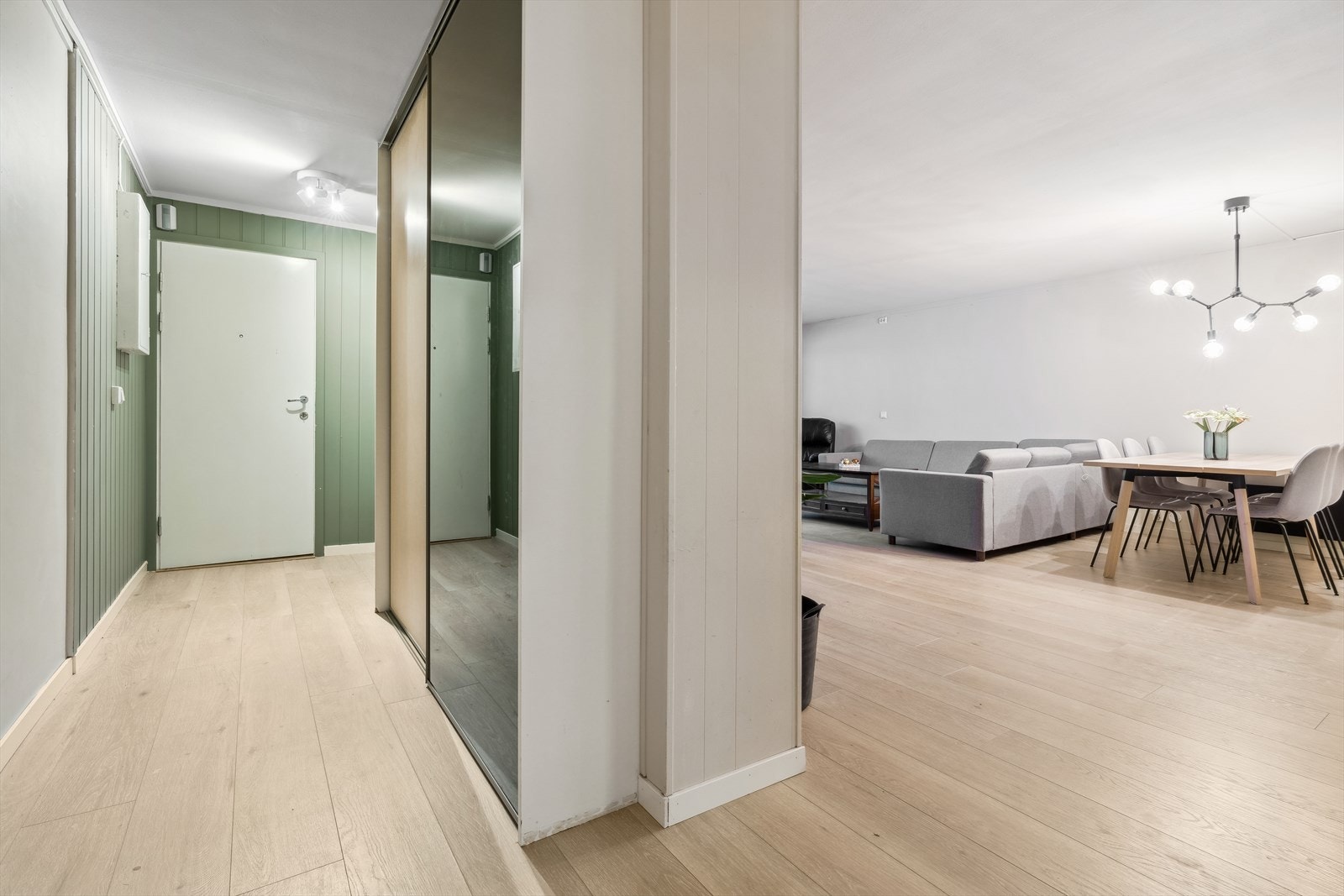 Videre fra entréen kommer du direkte inn i stue/kjøkken Galleribilde