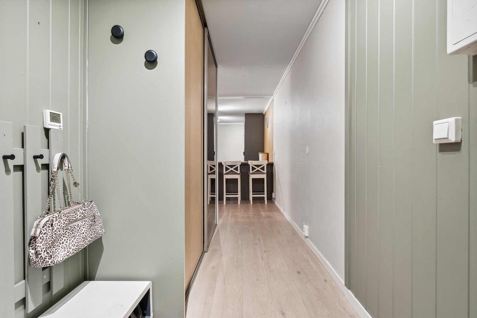 Man ønskes velkommen inn i en hyggelig entré som er utstyrt med skyvedørsgarderobe og knaggrekke, noe som gir god plass for å henge fra seg yttertøy Galleribilde