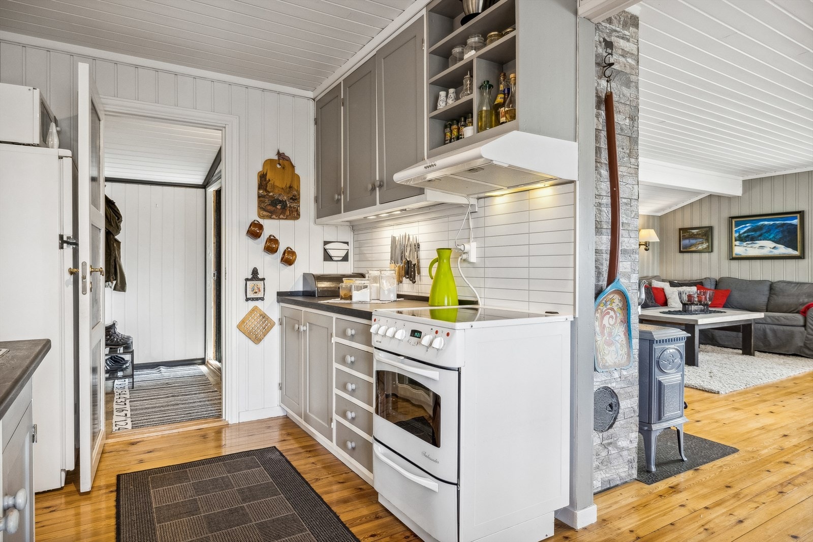 Enkelt kjøkken med profilerte fronter, malt grått og over og underskap Galleribilde