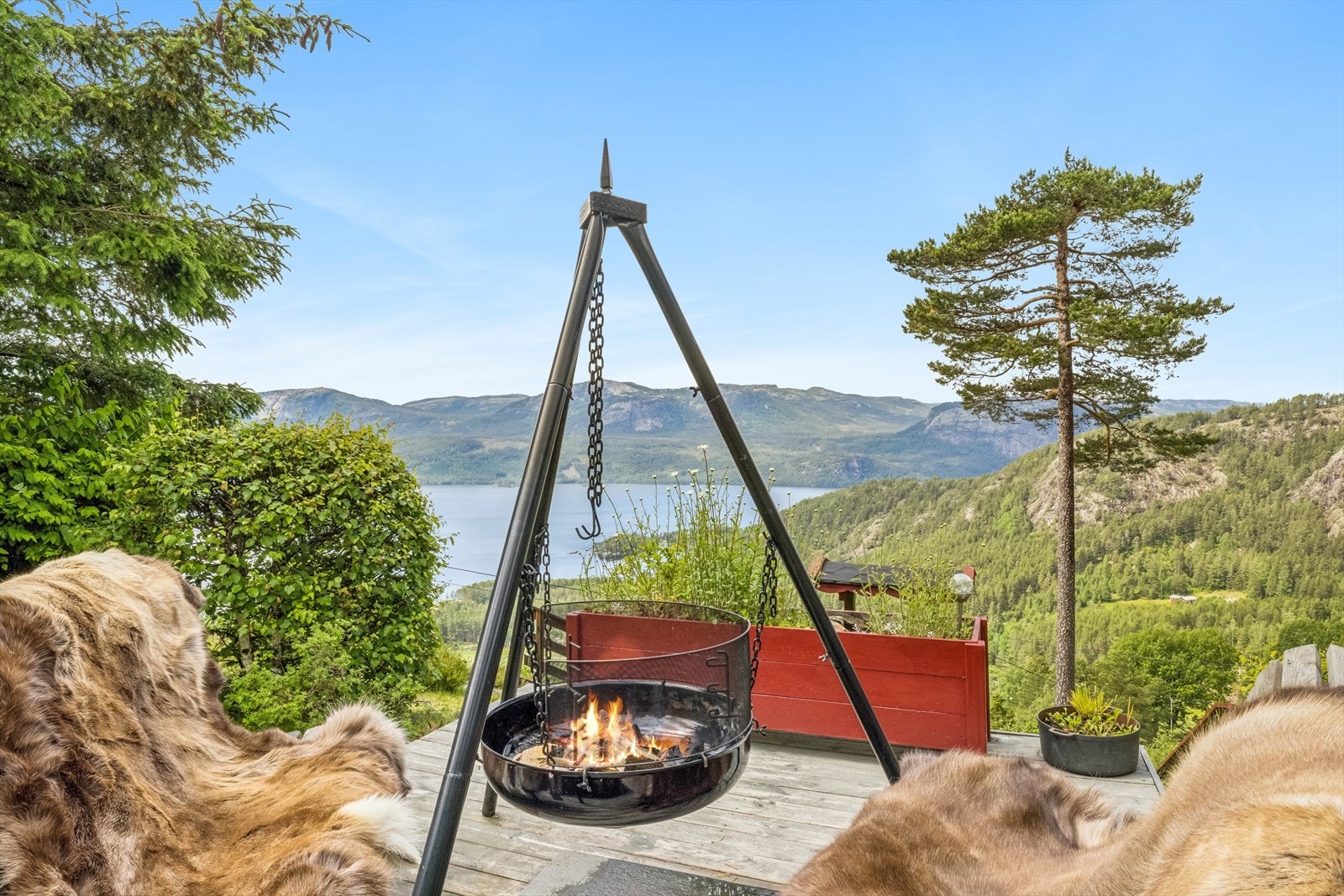 Perfekt hytte for deg som elsker utsikt, vann, natur og flotte kvelder rundt bålet Galleribilde