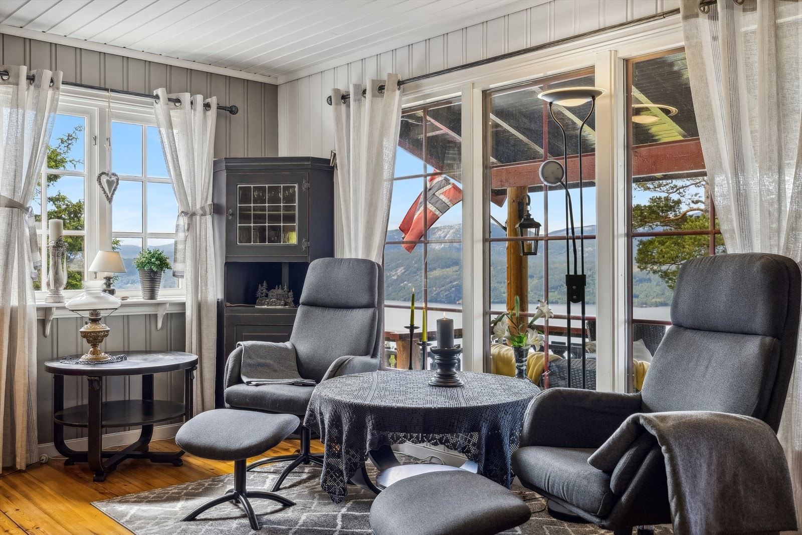 De store vinduene gir utsyn mot Nisser og gir deg en fantastisk utsikt Galleribilde