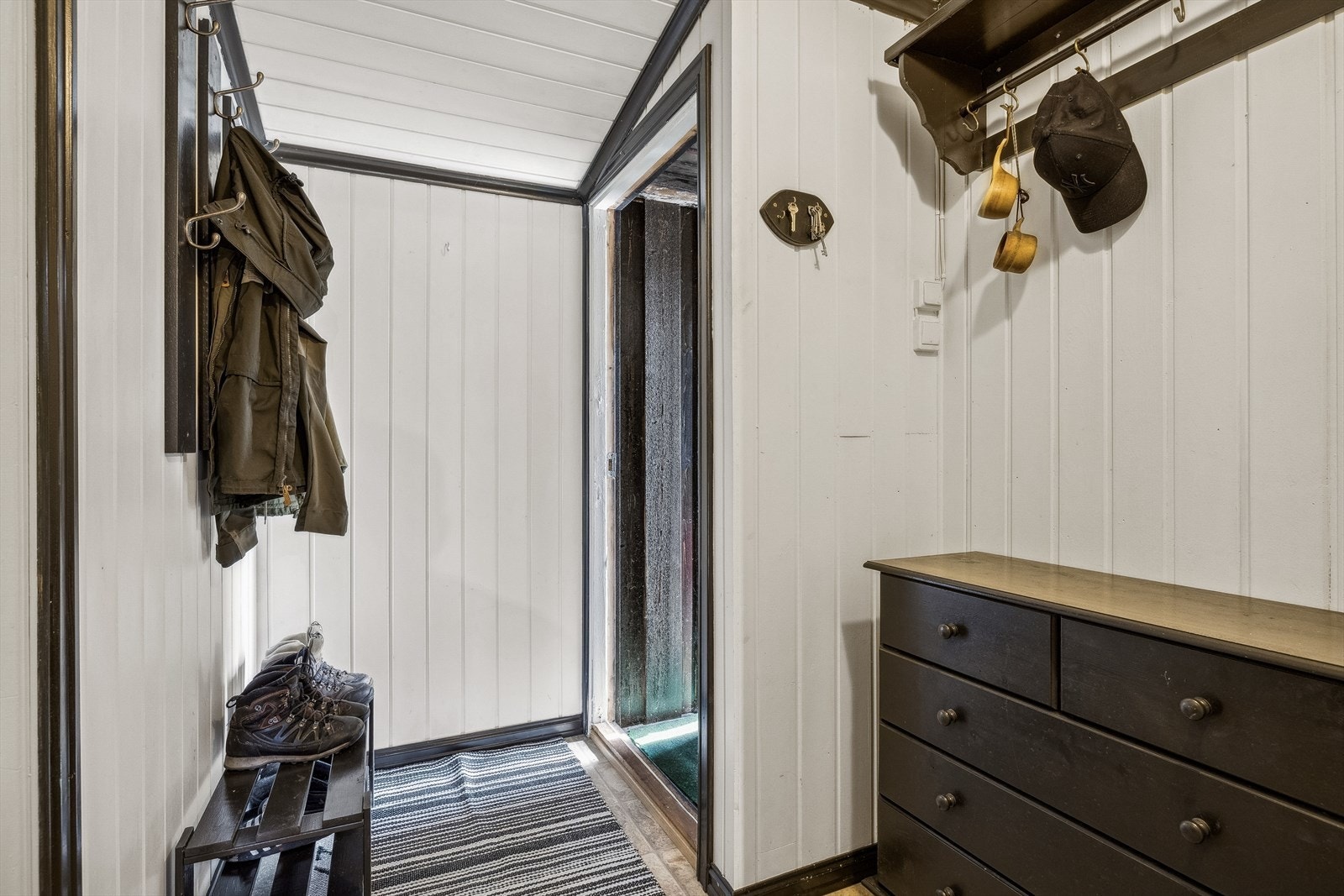 Velkommen inn! Entreen har inngang fra bak hytten. Galleribilde