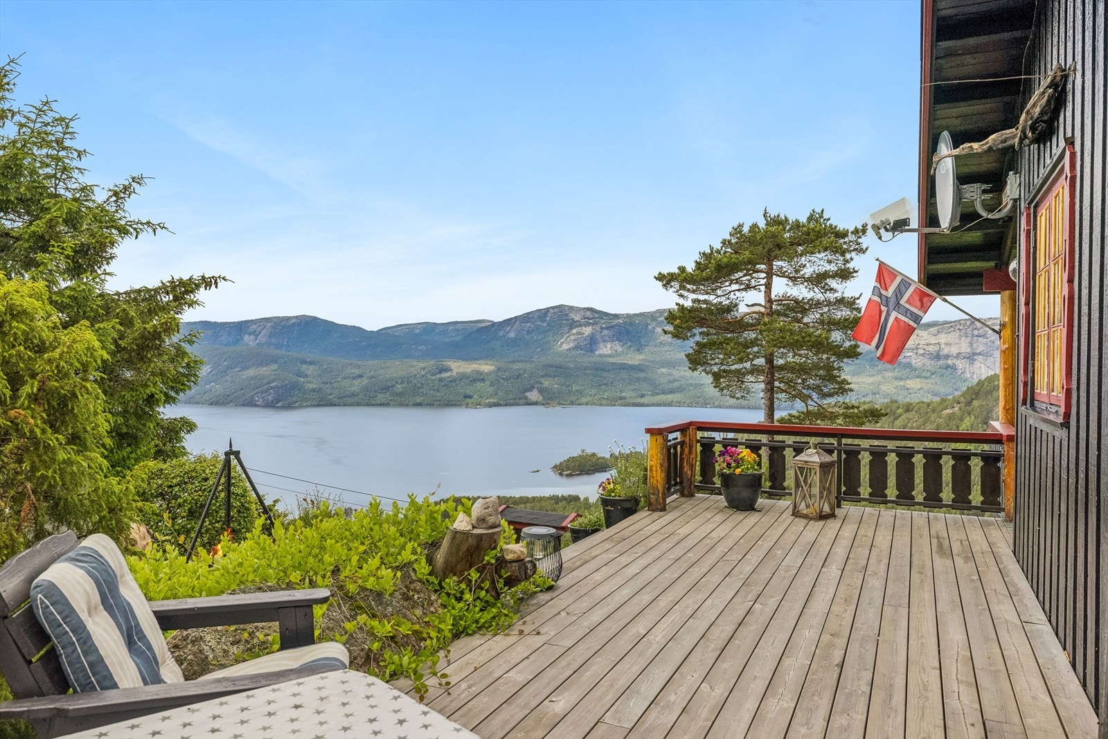 Enda en sittegruppe på verandaen med en av de flotteste utsiktene Nissedal har å tilby Galleribilde
