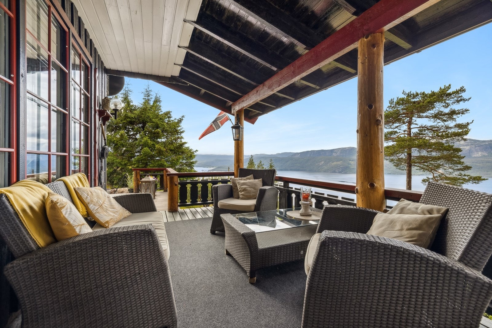 Sittegruppe med tak over som kan brukes på fine og våte dager Galleribilde