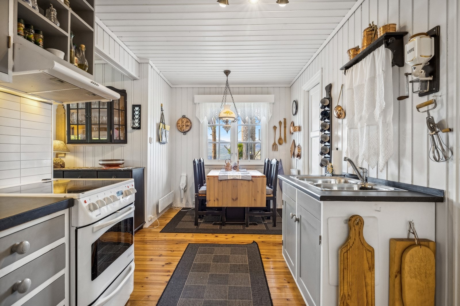 Kjøkkenet har god plass for en spisestue med vindusplass for å nyte den flotte utsikten Galleribilde