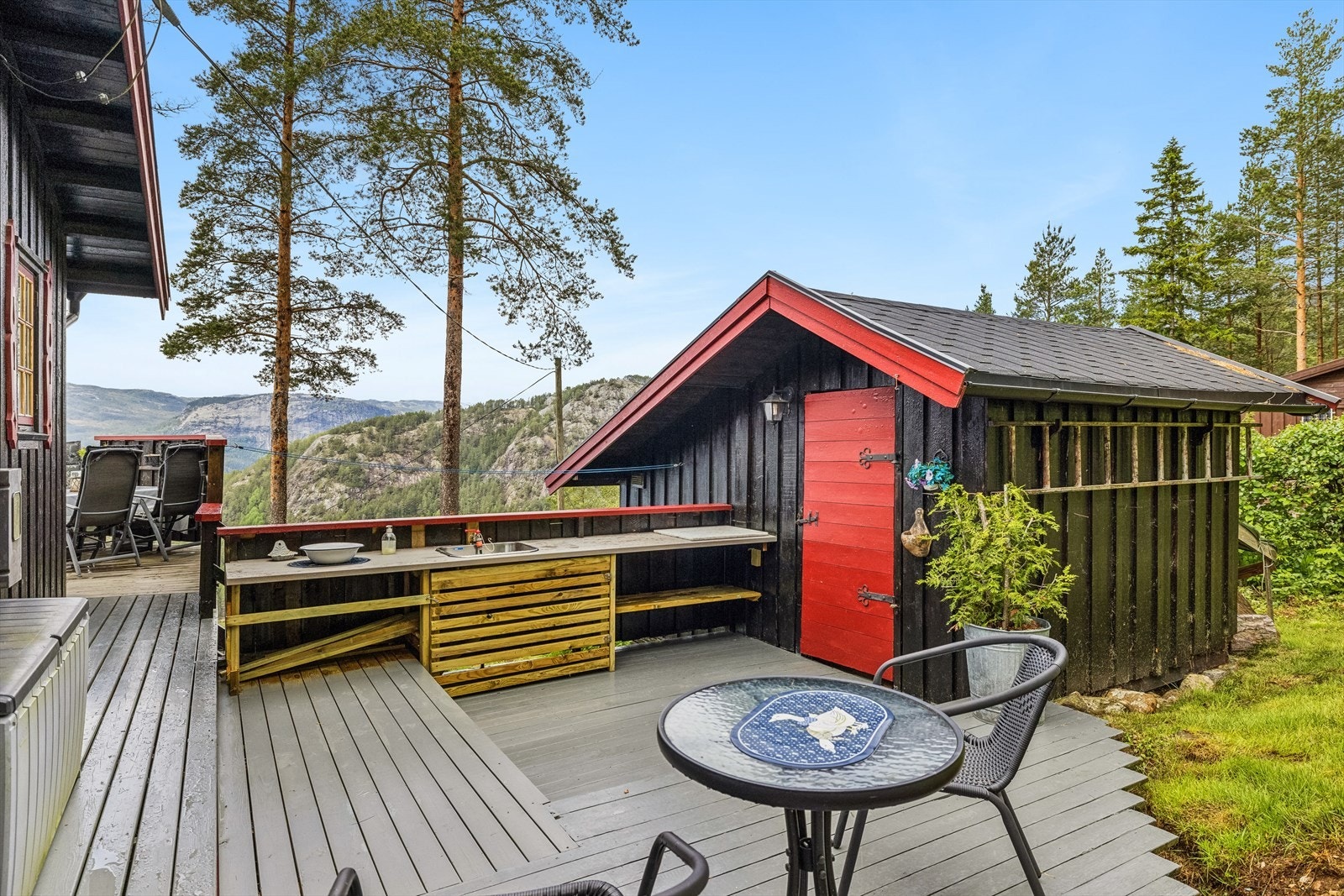 Her har man tilgang til arbeidsbenk, sitteplass og utebod/badstue Galleribilde