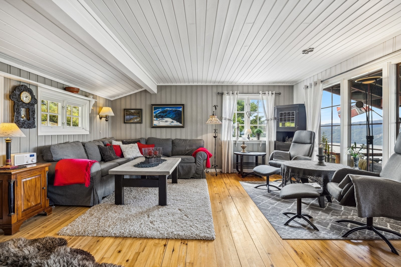 romslig stue som har god plass til alt av sofa gruppe, sittegruppe og fortsatt god plass til enda mer Galleribilde