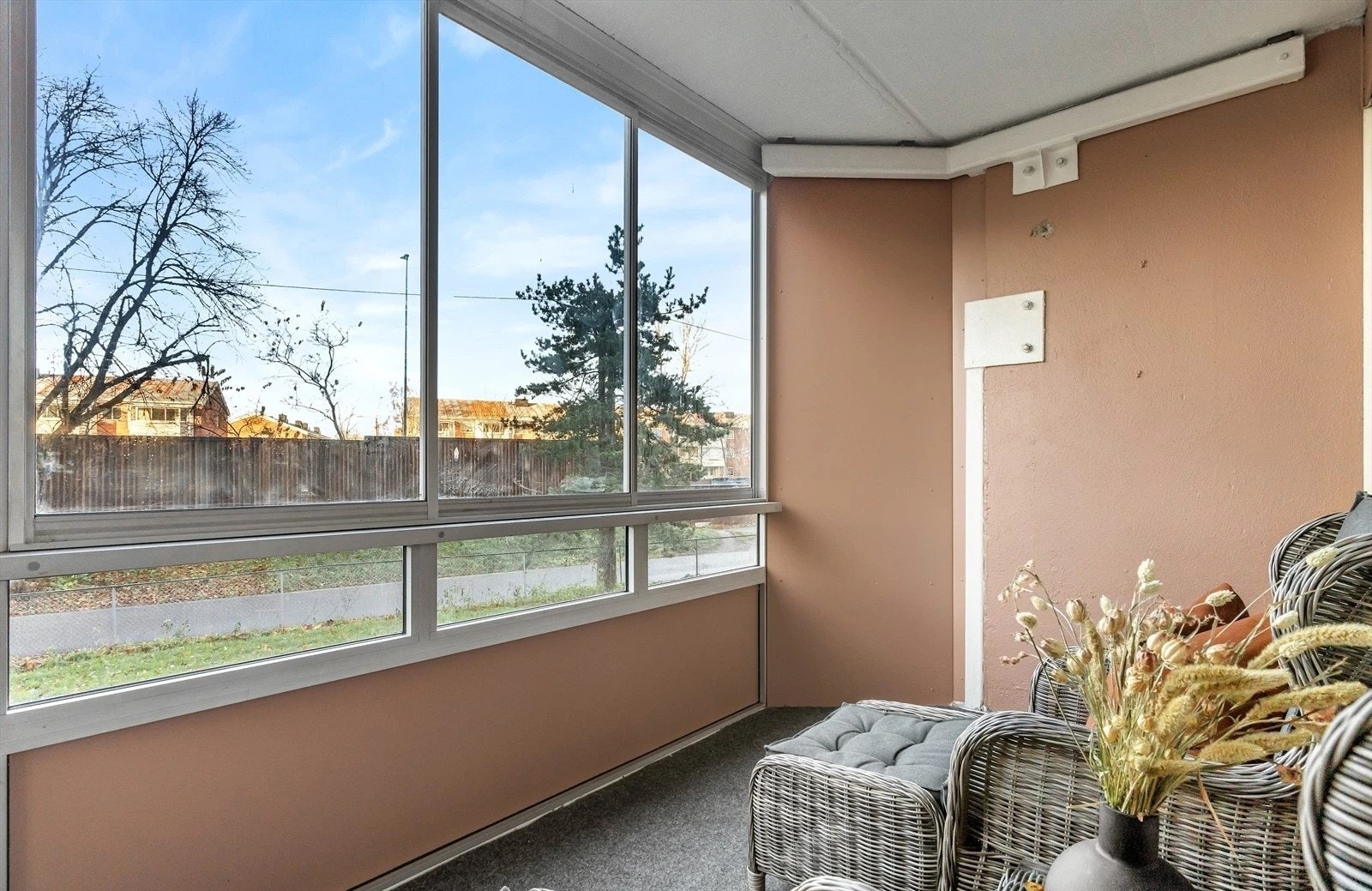 Romslig balkong med utgang fra stuen. Galleribilde