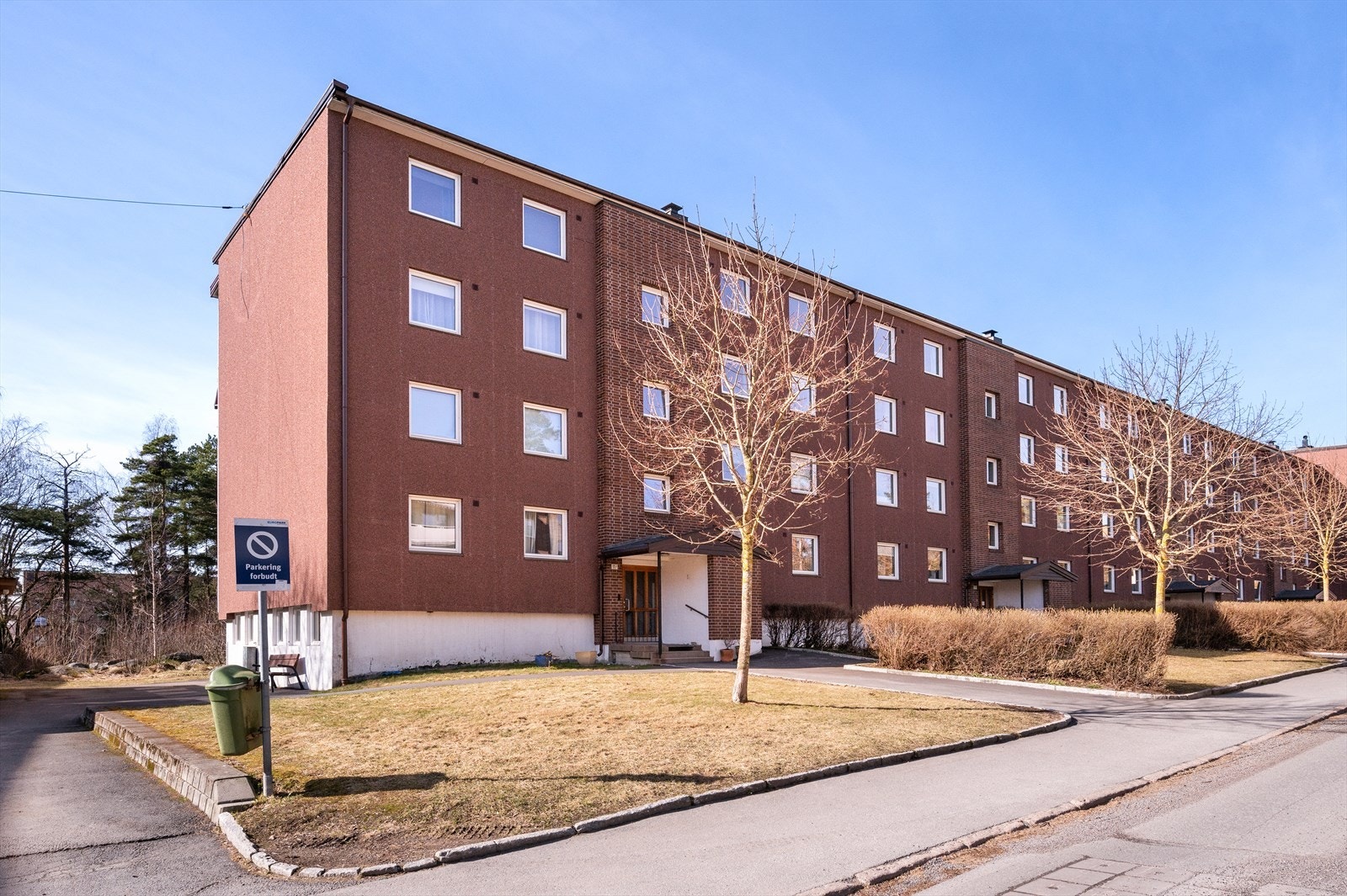 Borettslagets tomt fremstår som ryddig og pent opparbeidet. Galleribilde