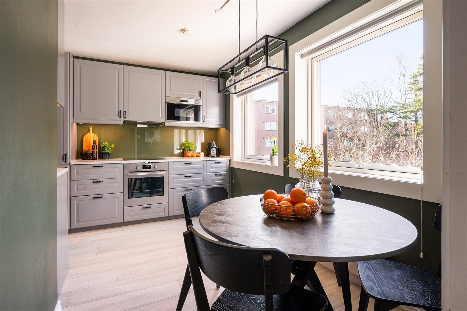 Adskilt kjøkken fra 2021 med hyggelig spiseplass ved vindu. Galleribilde
