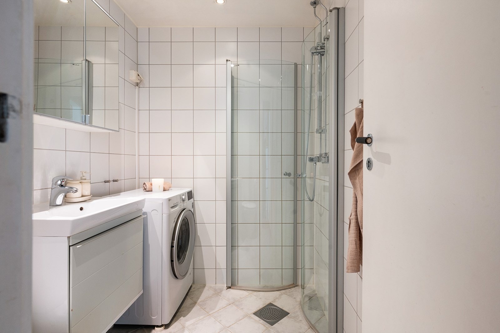 Pent flislagt bad tatt i regi av borettslaget i 2008, arbeidet inkluderte blant annet nytt soilrør og sluk. Galleribilde