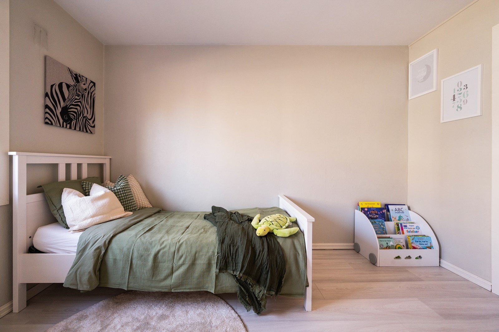 Det andre soverommet er også av god størrelse og har plass til seng med tilhørende møblement. Galleribilde