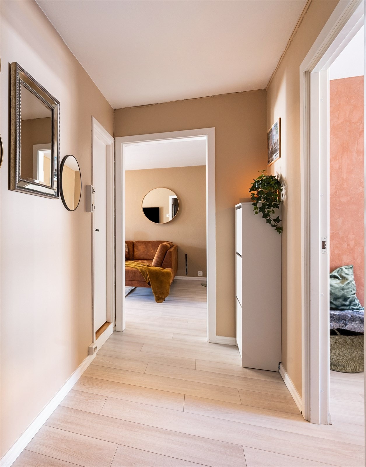 Lys og romslig entré med god plass til å henge fra seg ytterklær. Galleribilde