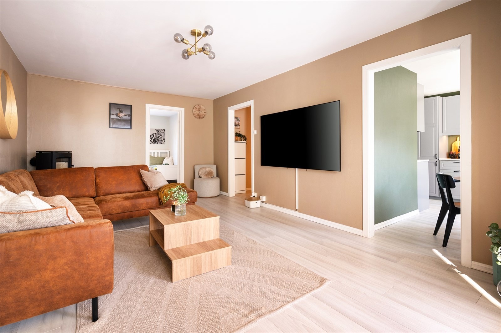 Stuen har gode møbleringsmuligheter med plass til både spisestuebord og sofagruppe. Galleribilde