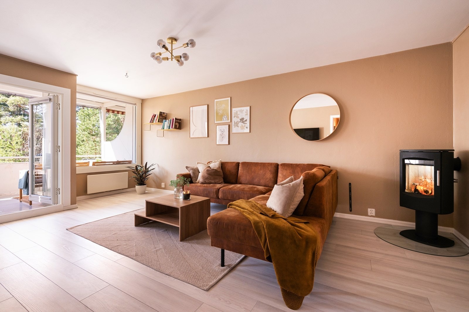 Velkommen til en lys og gjennomgående 3-roms med Østmarka som næreste nabo. Galleribilde