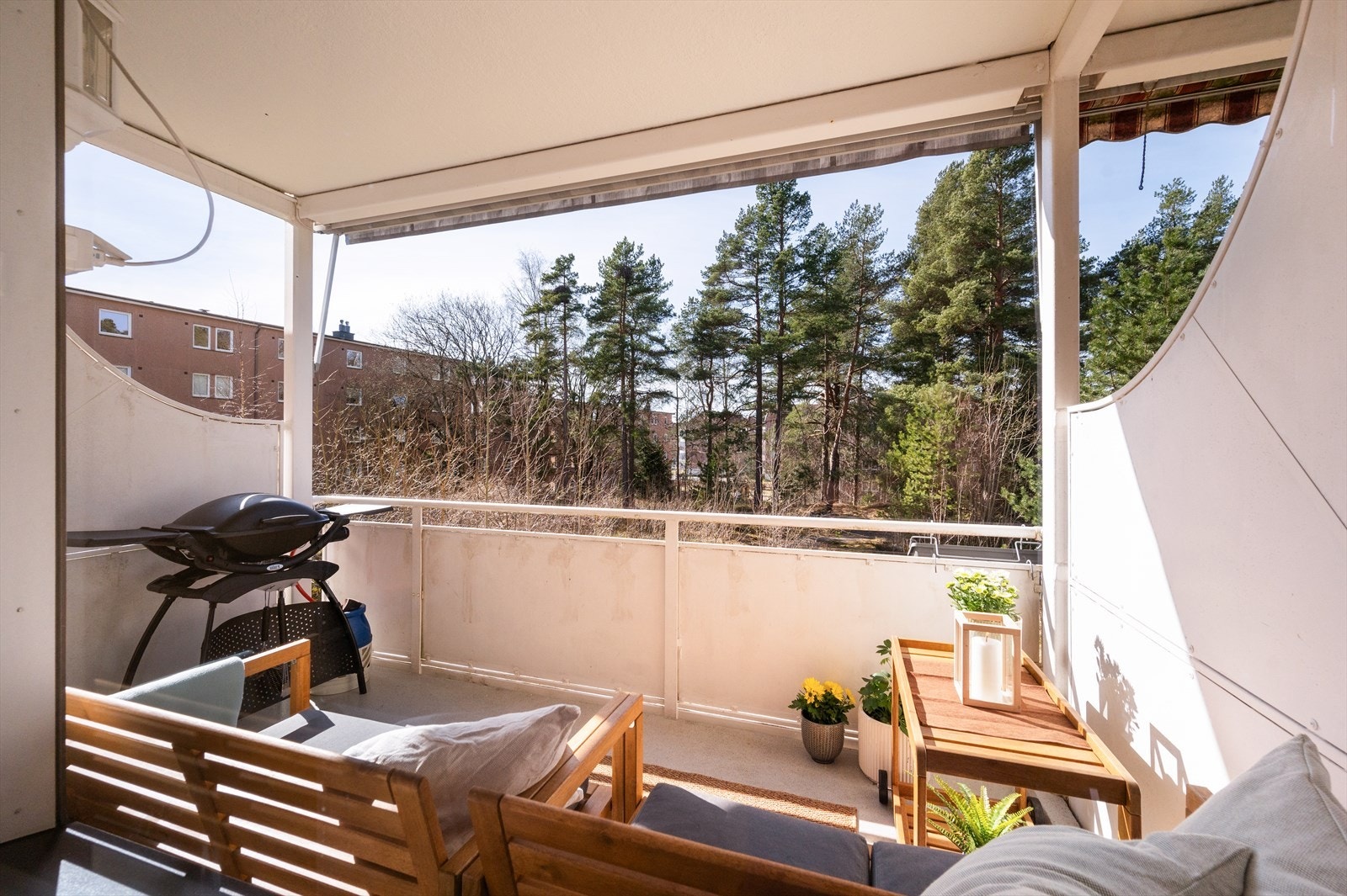 Balkongen har gode solforhold ettermiddag og kveld og en skjermet beliggenhet uten gjenboere mot vest. Galleribilde