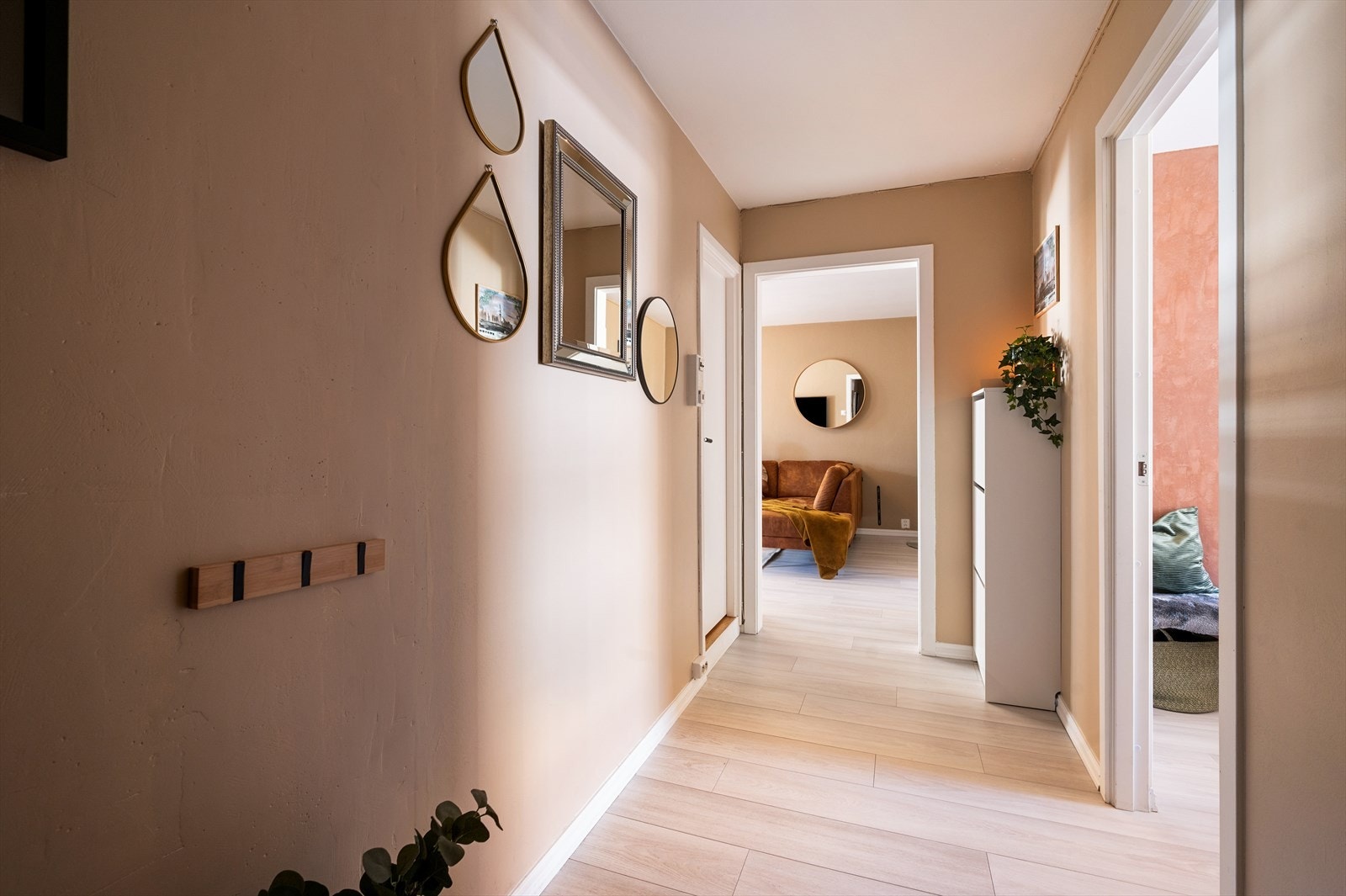 Leiligheten har lys og romslig entré med god plass til å henge fra seg ytterklær. Galleribilde