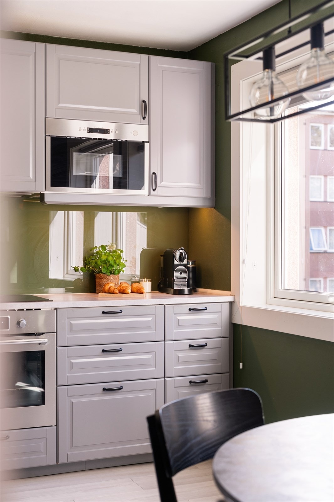 Stekeovn, platetopp, kjøl/frys, mikrobølgeovn og oppvaskmaskin er integrert i innredningen. Galleribilde