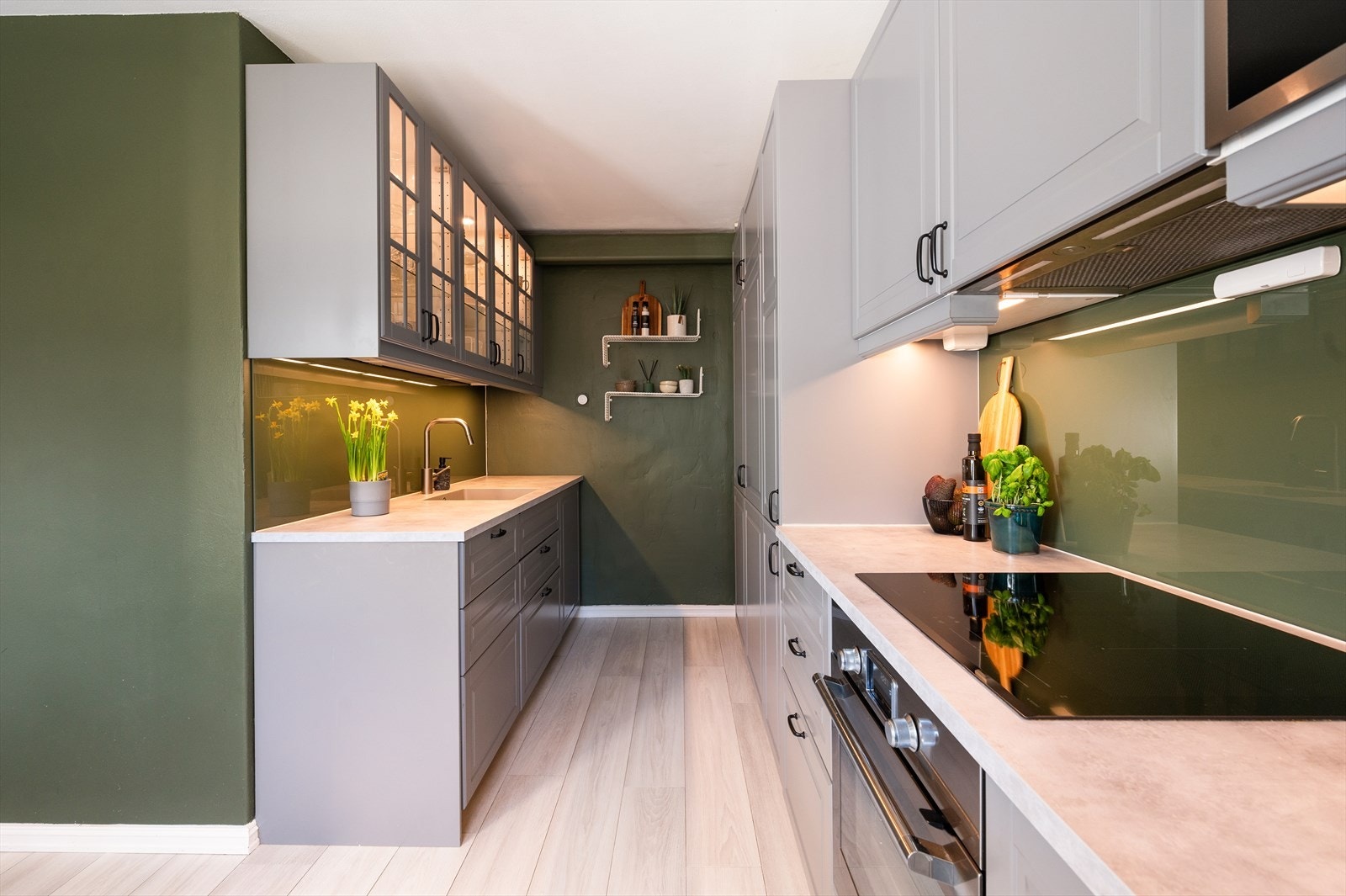 Rikelig med benkeplass og innredningen tilbyr godt med lagringsløsninger gjennom mange skap og skuffer. Her kan man kose seg under matlagingen, perfekt for hobbykokken. Galleribilde