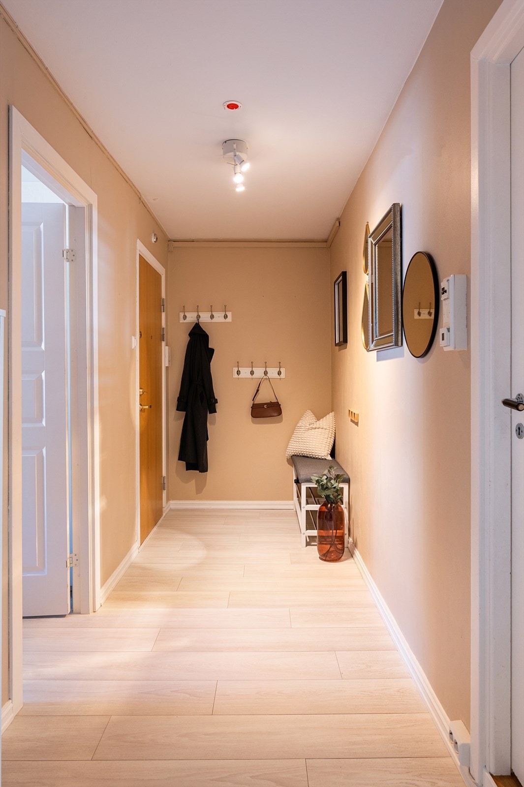 Leiligheten er tilknyttet felles callinganlegg og sikringsskap med automatsikringer er plassert i felles gang. Galleribilde