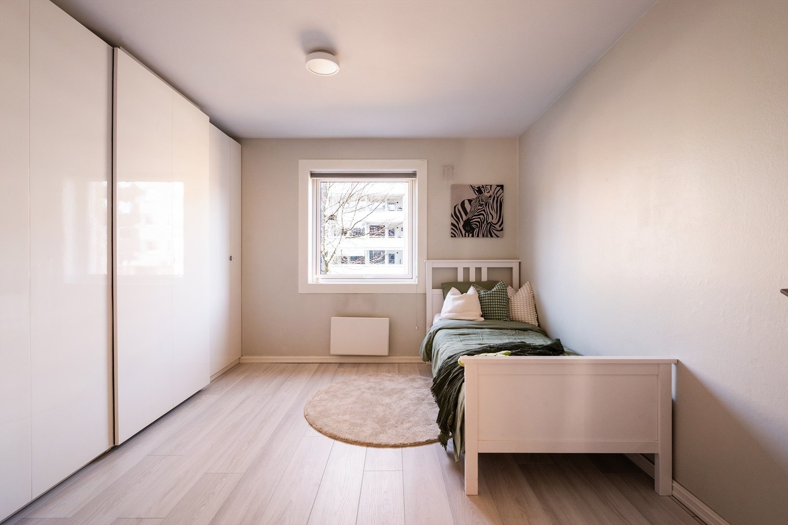 Soverom to. Bruk gjerne det ekstra soverommet som barnerom, gjesterom eller hjemmekontor. Galleribilde