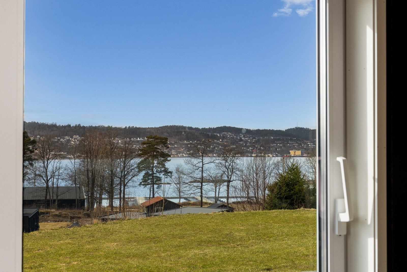 LUFTIG: Åpnes skyvedørene i front av stuen blir terrassen en naturlig fortsettelse, en forlengelse av dette lyse luftige rommet. Møbleringen er lett og fleksibel. Galleribilde