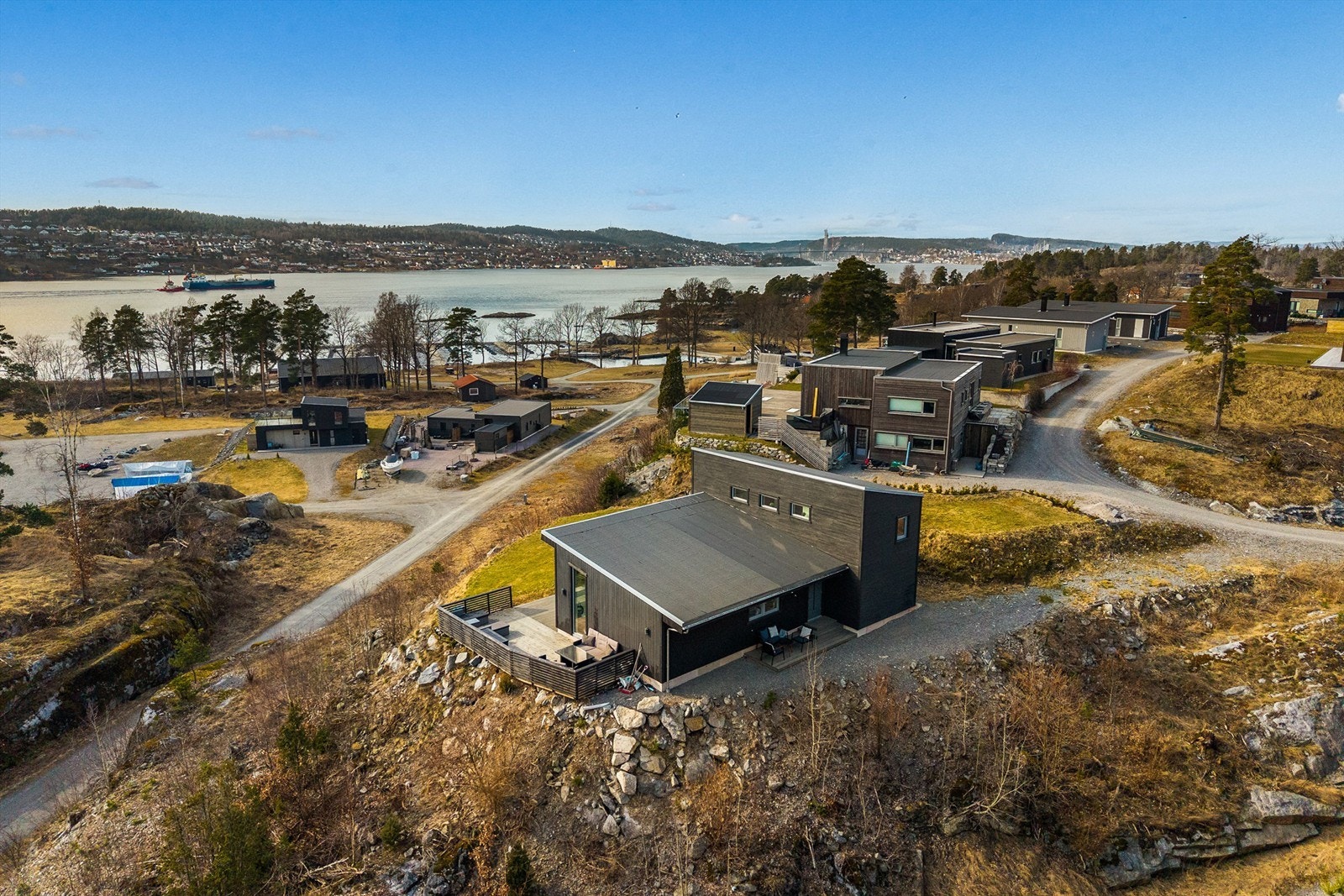 Energien det koster å komme seg fra parkeringsplassen og opp har en ATTRAKTIV BELØNNING - Utsikten og friheten her øverst i hyttefeltet Galleribilde