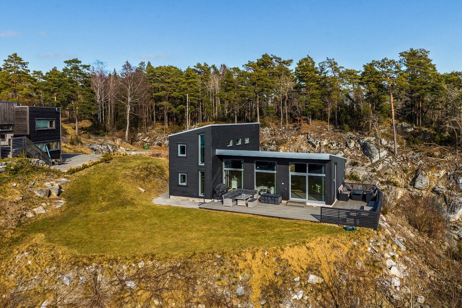 Hytta er tegnet av selger. Det har vært viktig å skape rom for at flere familier kunne samles, samtidig som det ikke skulle være for prangende. Galleribilde