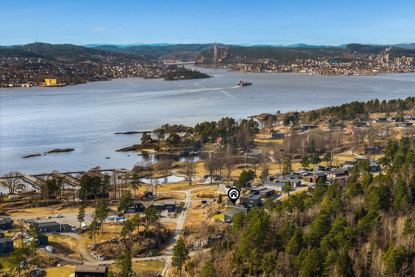 Brevik og Stathelle ligger på andre siden litt lenger inn i fjorden. Galleribilde