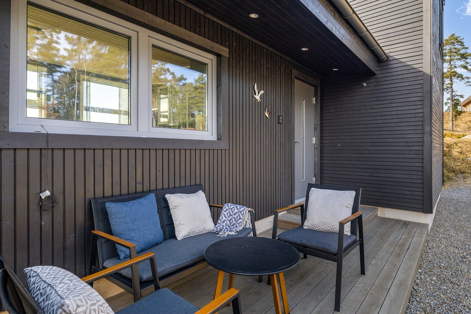 Utvendig er hytta kledd med både liggende og stående kledning som har fått ett strøk mørk beis. Innvendig har eier gått for panelvegger og laminatgulv. Galleribilde