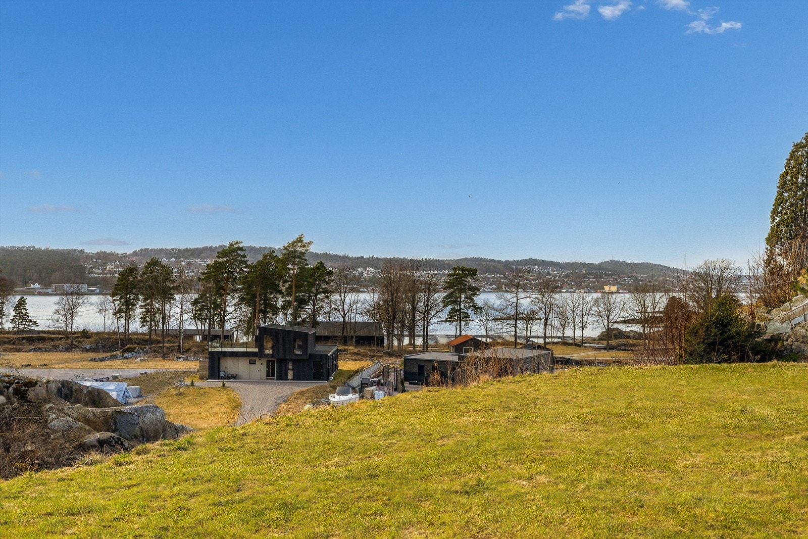 Det er ikke noe å si på utsikten fra stue eller terrassen. Galleribilde