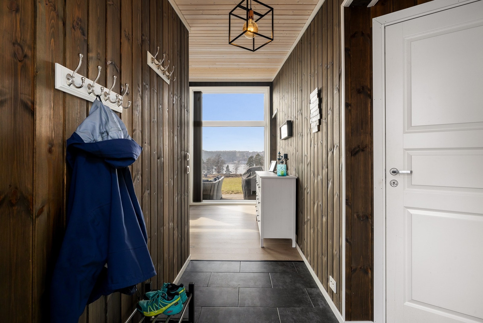 Idet du kommer inn i hytta åpenbarer utsikten mot sjøen seg. Galleribilde