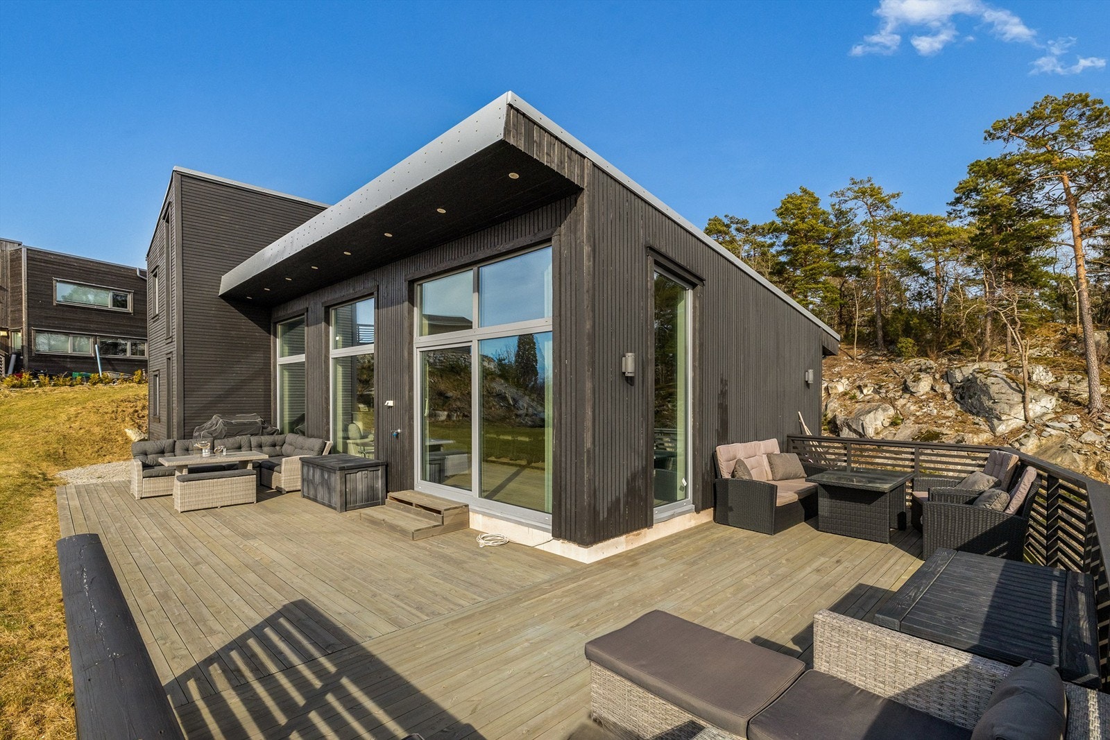 IKKENO´DILL-DALL: Sommerhuset er holdt i et rent og enkelt formspråk. Galleribilde