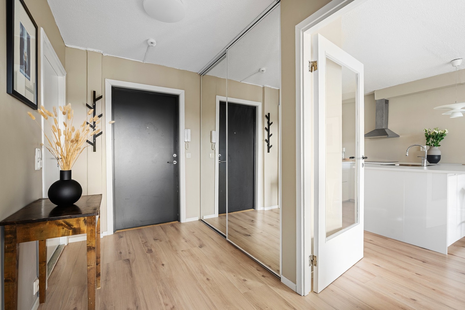 - Velkommen inn | Innbydende gang med skyvedørsgarderobe med speil - Galleribilde