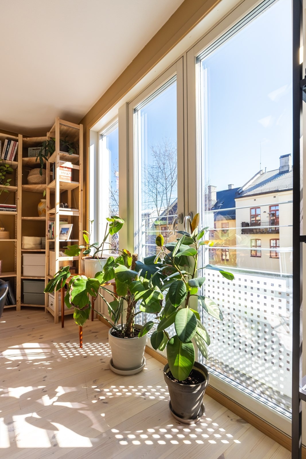 Leiligheten ligger i 4. etasje med heis og byr på god utsikt mot bakgård med lite innsyn. Galleribilde