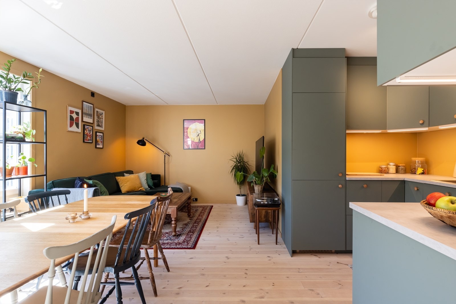 Kjøkkenet har avtrekk fra kjøkkenventilator, plassert over platetoppen. Stekeovn, platetopp, oppvaskmaskin og kjøl/fryser er integrert i innredningen. Galleribilde