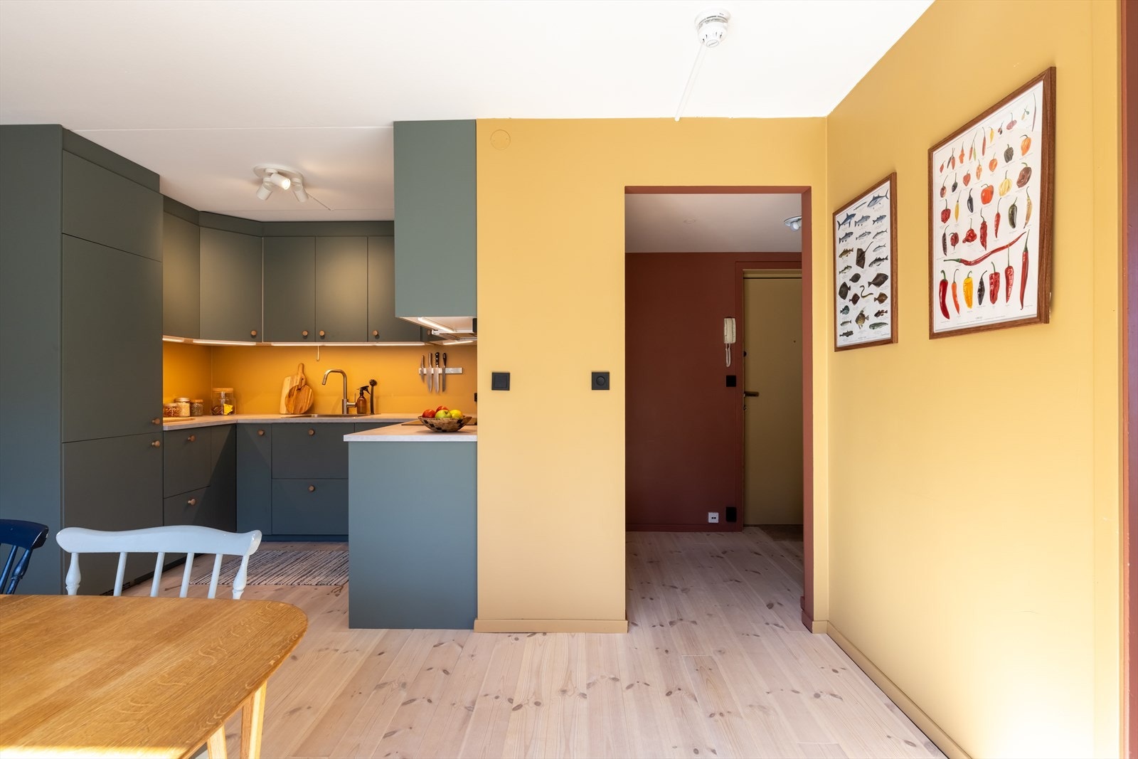 Når du kommer inn i leiligheten, blir du møtt av en innbydende entré med god plass til å sette fra seg skoene og henge fra seg yttertøyet. Galleribilde