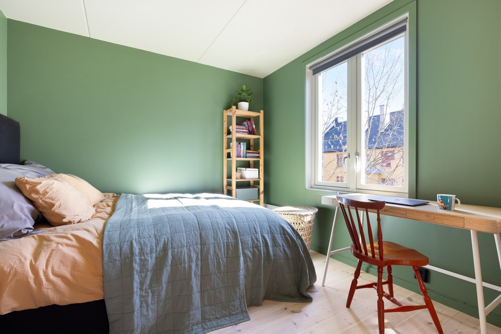 Leiligheten har et lunt og trivelig soverom, som har god plass til dobbeltseng, nattbord og garderobeløsning. Galleribilde