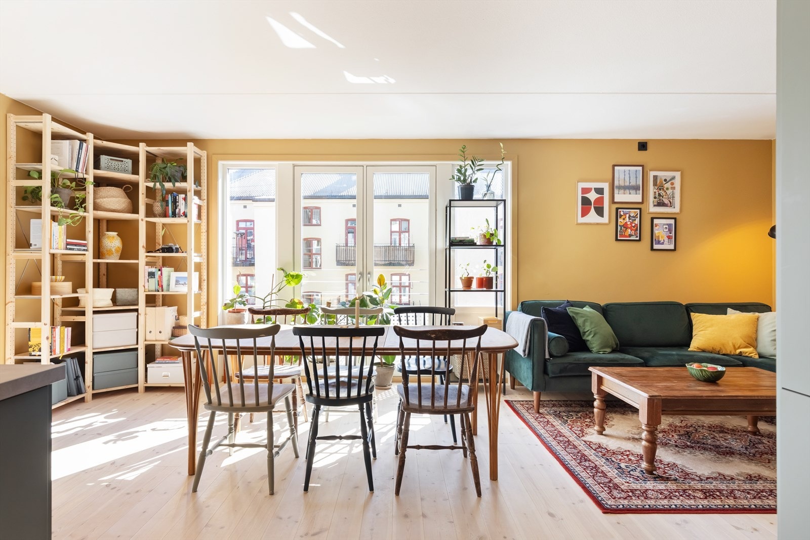 God planløsning som består av entré, åpen stue/kjøkken med spiseplass og fransk balkong. Videre er det et romslig bad, samt soverom med mye lagringsplass. Galleribilde