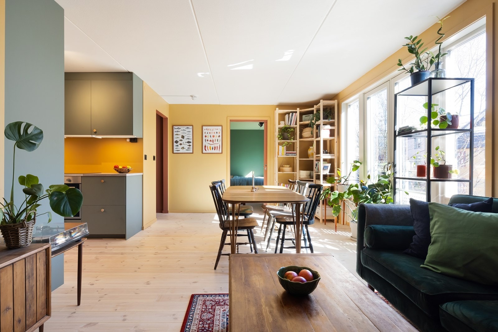 Dette er en meget pen og lys 2-roms selveierleilighet med attraktiv beliggenhet på Grønland/Tøyen i Oslo. Galleribilde