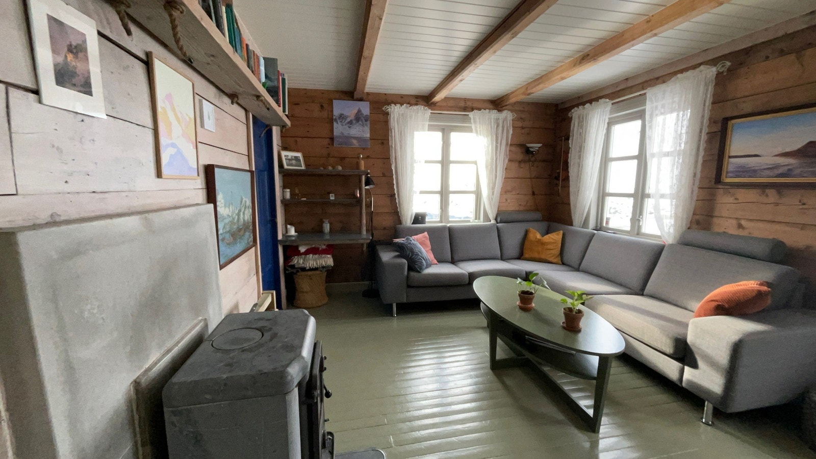 Rikelig med naturlig lysinnslipp fra vinduene. Utsyrt med vedfyring. Galleribilde